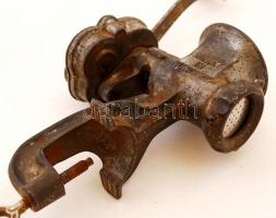 Régi magyar gyártmányú  öntöttvas Ceres húsdaráló