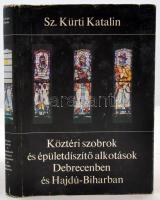 Sz. Kürti Katalin: Köztéri szobrok és épületdíszítő alkotások Debrecenben és Hajdú-Biharban. Debrecen, 1977, Hajdú-Bihar megyei Tanács V. B. Művelődési Osztálya. Aranyozott kartonált papírkötésben, papír védőborítóval, jó állapotban.