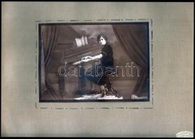 Régi fénykép: Zongorázó hölgy műtermi fotója festett háttérrel, karton lapon. Weiszbach Rilly Műterme, Mezőkövesd. 12x27cm