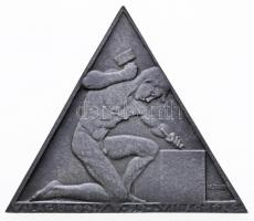 Murányi Gyula (1881-1920) DN "VILÁG P 0917 V 29 VILÁGBÉKE" háromszög alakú hadifém plakett "Bruder Schneider Wien" gyártói jelzéssel (60x70mm) T:2 Hungary ND "World peace" war metal plaque with makers mark "Bruder Schneider Wien", "VILÁG P 0917 V 29 VILÁGBÉKE". Sign.: Gyula Murányi (60x70mm) C:XF HP 3725.