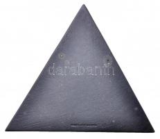 Murányi Gyula (1881-1920) DN "VILÁG P 0917 V 29 VILÁGBÉKE" háromszög alakú hadifém plakett...