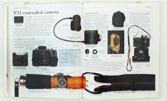 Melton, H. Keith: The ultimate spy book. London, 1996. Kiadói kartontált kötés, védőborítóval, renge...