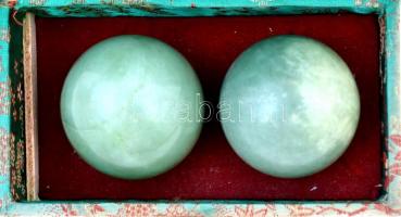 2 db zöld kőgolyó saját, szövetborítású, bársony bélésű keleti motívumos fa dobozban