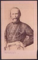1860 Kartonra ragasztott kabinetfotó: Giuseppe Garibaldi (1807-1882) olasz hazafi és katona volt, az egységes Olaszországért harcoló hadsereg egyik vezére. Harcolt Európában és Dél-Amerikában is, ezért kapta a két világ hőse nevet. 10x6cm