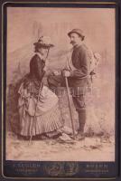1880 Keményhátú fénykép: Zichy Leona és férje turista ruhában. 16x11cm