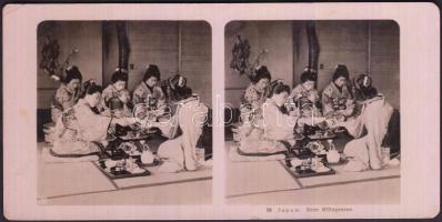 1900 Sztereó fotó: Japán gésák ebéd közben. 9x14cm