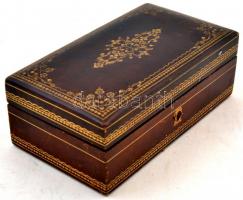 Régi, aranyozott, bőr borítású fadoboz, a hozzá tartozó kulccsal, 18×10×6,5 cm