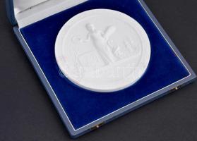 A Keszthelyi Agrártudományi Egyetem Herendi porcelán plakettje. Jelzett, eredeti díszdobozban / Here...