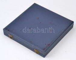 A Keszthelyi Agrártudományi Egyetem Herendi porcelán plakettje. Jelzett, eredeti díszdobozban / Here...