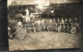 Kerékpáros gyorsleventék egy hősi emlékmű előtt / young Hungarian soldiers gathering on bicycles, photo