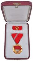 1957. "A Munka Vörös Zászló Érdemrendje" aranyozott, zománcozott Br kitüntetés mellszalago...