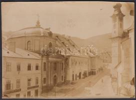 1896 Selmecbánya város fotó gyógyszertárral, rendőrséggel, hátoldalt részletes épület-felsorolással / 1896 Schemnitz with pharmacy and police 17x12 cm
