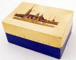 Régi kézi diavetítő saját dobozában, hozzá leningrádi diákkal