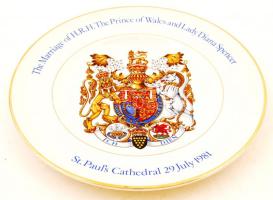 Matricás dísztányér a Walesi herceg és Lady Diana esküvőjének emlékére 1981. Saját dobozában.  d:25cm / Decorative plates of the Marrige of H:R:H: The Prince of Wales and Lady Diana Spencer. St. Pauls's Cathedral 29 july 1981, d:25cm