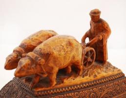 cca 1930-1940 Szalmásy Sándor: Népi motívumokkal gazdagon díszített, faragott körtefa doboz, jelzett...