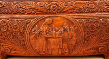 cca 1930-1940 Szalmásy Sándor: Népi motívumokkal gazdagon díszített, faragott körtefa doboz, jelzett...