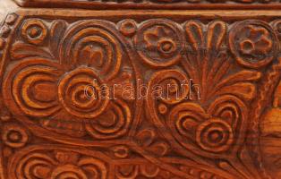 cca 1930-1940 Szalmásy Sándor: Népi motívumokkal gazdagon díszített, faragott körtefa doboz, jelzett...