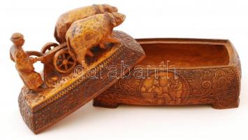 cca 1930-1940 Szalmásy Sándor: Népi motívumokkal gazdagon díszített, faragott körtefa doboz, jelzett...