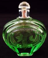 Zöld gravírozott parfümös üveg és tálka, a tálkán csorbákkal, m: 11 cm, 10x8x4,5 cm