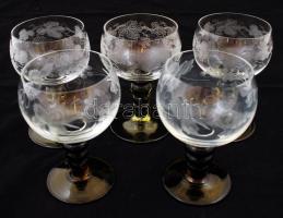 5 db szőlőmintás zöld talpú gravírozott üvegpohár, hibátlanok, m: 11 cm