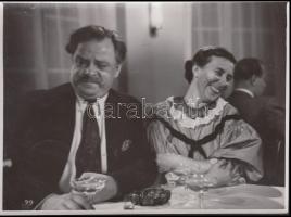 1942 Vaszary Piri és Juhász József a Kölcsönkért férjek című film egy jelenetében, az MFI és a Délibáb Filmgyártó pecsétjével, 11x8 cm