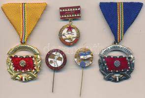1949. "Alapfokú Röplabda Bajnokság" zománcozott fém kitűző + ~1960-1970. "A Haza Szolgálatáért Érdemérem" arany fokozata, aranyozott Br kitüntetés mellszalagon, tokban + "A Haza Szolgálatáért Érdemérem" ezüst fokazata, ezüstözött fém kitüntetés mellszalagon + "MHSZ Kiváló Munkáért" zománcozott fém kitüntetés tokban + 1972. "BP Építők SC 1922-1972" zománcozott fém kitűző T:1,2 kopott ezüstözés