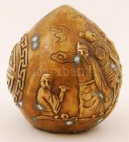 Jelenetekkel gazdagon díszített kis kínai fém asztali dísz, m: 9,5 cm