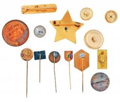 ~1945-1989. 14db vegyes jelvény, kitűző, gomb, közte "Szocialista Kultúráért", "Egyes...