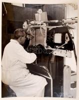 cca 1950 Dr. Csörgeő Tibor (1896-1968): Röntgenorvos Budapesten, a XI. kerületi Fehérvári úti SZTK-ban, pecséttel jelzett vintage riportfotó, 30x24 cm
