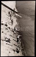 cca 1970 Balásy Pál: Dunai horgászok az Ördögárok csatorna beömlő nyílásánál, feliratozva, a szerző hagyatékából, 40x24 cm