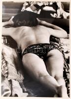 cca 1970 Napozó hölgy, finoman erotikus fénykép, 40x30 cm / cca 1970 Nude photo, 40x30 cm