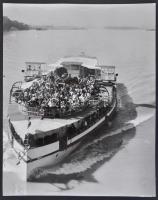 cca 1938 Reich Péter Cornel: Sétahajó a Dunán, az újpesti hídról fényképezve, jelzetlen fotóművészeti alkotás a szerző hagyatékából, 29x23 cm