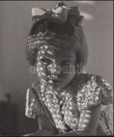 cca 1930 Szabó Lajos (Újpest): Kislány a függöny árnyékában, pecséttel jelzett vintage fotóművészeti alkotás, 25,5x22 cm