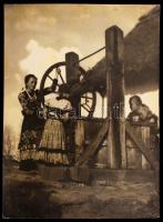 cca 1920 Kerny István (1879-1963): Kerekes kútnál, matyó viseletben, pecséttel jelzett, nemeseljárással készült vintage fotóművészeti alkotás, 35x25 cm