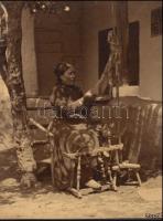 1926 Kerny István (1879-1963): Szany, fonó asszony, pecséttel jelzett vintage, nemeseljárással készült fotóművészeti alkotás, lapszéli szakadással, 28x21 cm