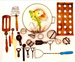 Vegyes bolhatétel, konyhai eszközök: habverő, sütemény formák, tojástartó, lábosalátét stb.