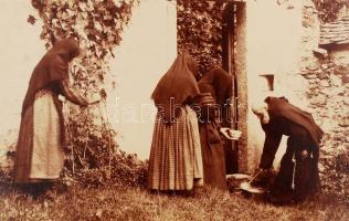 cca 1890 Szerzetesek ételosztása szegény és idős emberek részére, 20x26 cm, karton 24x34 cm