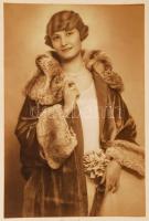 cca 1930 Angelo felvétele Ruster Katóról, aláírt, feliratozott műtermi fotó, 17x11 cm, karton 33x25 cm