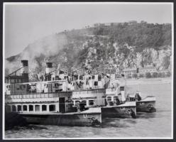 cca 1935 Reich Péter Cornel: A dunai turizmusban használt lakóhajók kikötve a pesti oldalon, jelzés nélküli vintage fotó a szerző hagyatékából, 24x30 cm