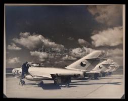 cca 1950 Katonai reptér, vadászrepülők bevetésre készen, 24x30 cm / cca 1950 Military airport, fighters, 24x30 cm