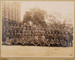 1917 Katonák Prágában, H. Eckert felvétele, 17x22 cm, karton 25x33 cm / 1917 H. Eckert: Soldiers in Prague, 17x22 cm