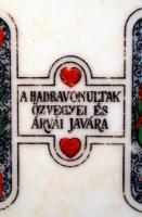 A hadbavonultak özvegyei és árvái javára készített, a koronás magyar kiscímerrel díszített virágmotí...