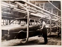 1977 Csehszlovákia új autógyára Mlada Boleslav-ban, feliratozott sajtófotó, 29x40 cm / 1977 Czechoslovakia, Mlada Boleslav, works, press photo, 29x40 cm