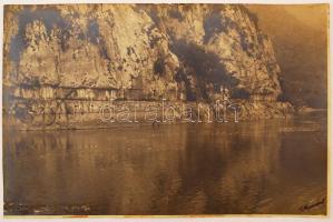 1925 G. Kirievi: Az Al-Duna Orsovánál, oroszul feliratozott, aláírt fotóművészeti alkotás, 28x43 cm / 1925 G. Kirievi: Orsova, Rumania, with Russian description on the verso, with artist's stamp, 28x43 cm