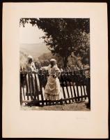 1932 Szabó Lajos (Újpest): Barátnők (Szarvaskő), pecséttel jelzett vintage fotóművészeti alkotás, 29x23 cm, karton 43x35 cm