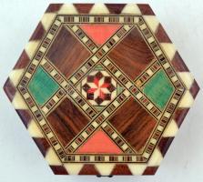 Hatszög alakú intarziával gazdagon díszített kicsi ékszertartó fa doboz, bársony béléssel, tükörrel,...