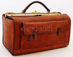 Régi, nagyméretű marhabőr orvosi táska, 40,5×21,5×27,5 cm