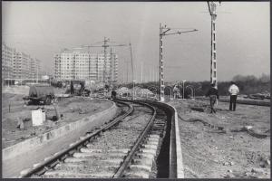 1986 Káposztásmegyerre vezető villamossínpálya építése a Szilágyi utcánál, 13 db fénykép, 9x14 cm