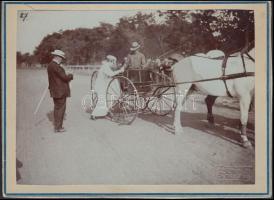 cca 1900 Letzter J. (Debrecen) felvétele egy könnyű kocsiról a lóversenypályán, felületén egy halvány folt, kabinetfotó méretben, keményhátú fénykép, 13x18 cm