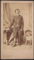 cca 1867 Kammermayer Károly (1829-1897) a szabadságharc katonája, később Budapest első polgármestere (1873-tól 1896-ig) Borsos és Doctor műtermében, az arcon kisebb foltok, a kép felülete tisztítást igényel, vizitkártya méretű, keményhátú egészalakos fotó, 10,5x6 cm
